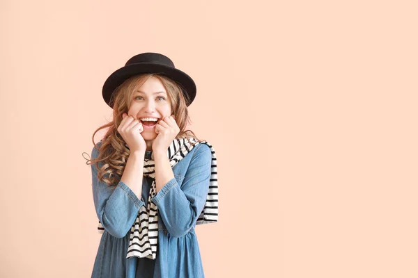 Portret van gelukkige jonge vrouw op kleur achtergrond — Stockfoto