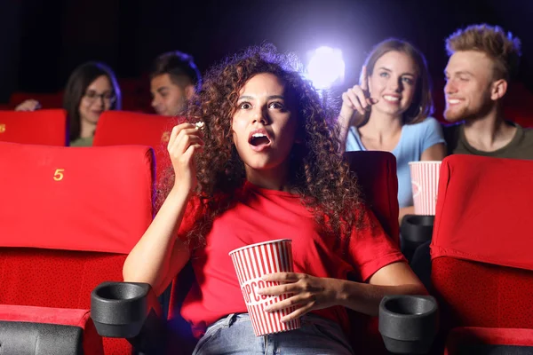 Afrikanisch-amerikanische Frau mit Popcorn sieht Film im Kino — Stockfoto