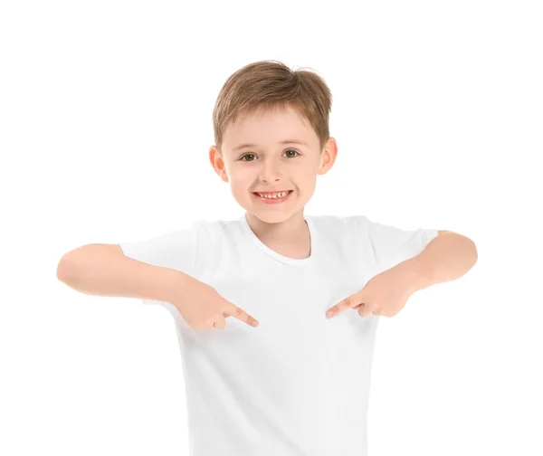 Mały chłopiec, wskazując na jego t-shirt na białym tle — Zdjęcie stockowe