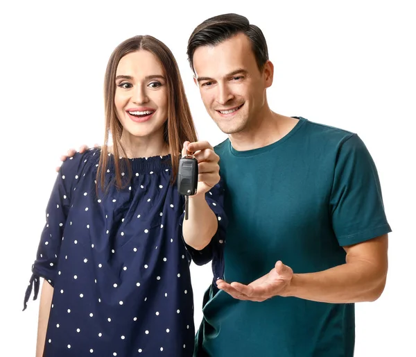 Pareja feliz con la llave de su coche nuevo sobre fondo blanco — Foto de Stock