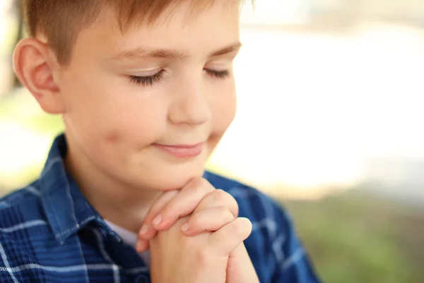 Lindo niño rezando al aire libre — Foto de Stock