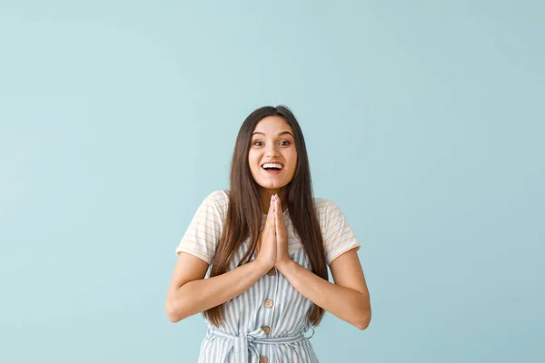 Portrait of excited young woman on color background — Stock Photo, Image
