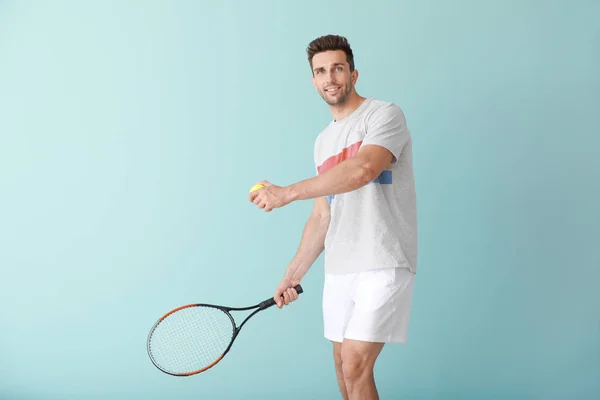 Schöner Tennisspieler auf farbigem Hintergrund — Stockfoto