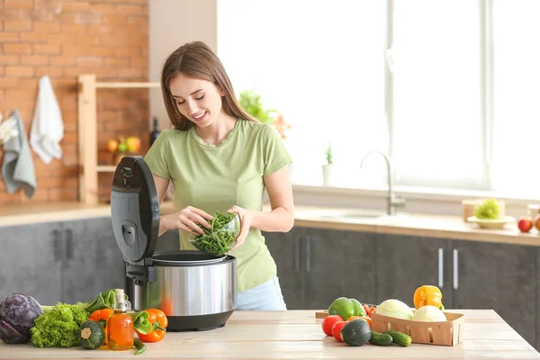 Mulher usando fogão multi moderno na cozinha — Fotografia de Stock