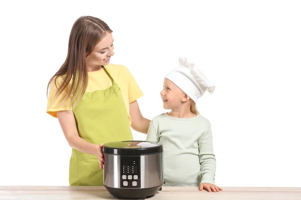 Женщина и ее маленькая дочь с современной мульти плита на белом фоне — стоковое фото