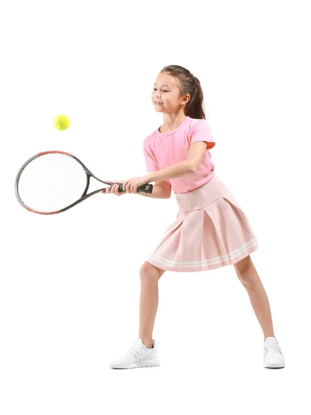 Menina jogando tênis contra fundo branco — Fotografia de Stock