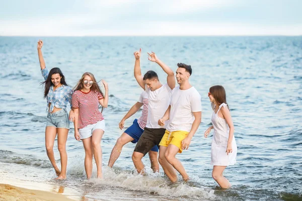 Happy friends on sea beach at resort — Stock Photo, Image