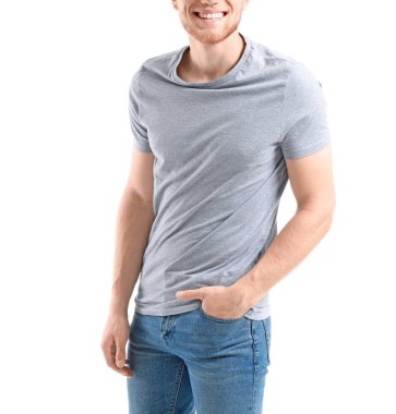 Beyaz arka planda şık tişörtlü adam