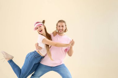 Serin genç çift ışık arka plan karşı dans