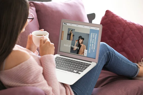 Młoda moda blogger z laptopem w domu — Zdjęcie stockowe