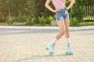 Açık havada paten üzerinde güzel genç kadın