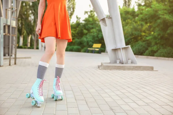 Mooie jonge vrouw op rolschaatsen buitenshuis — Stockfoto