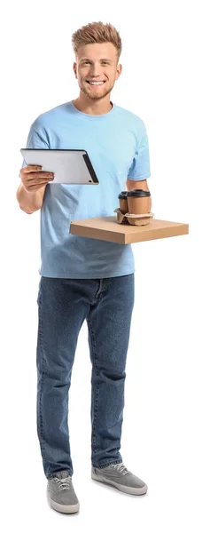 Trabajador guapo del servicio de entrega de alimentos con tableta sobre fondo blanco — Foto de Stock