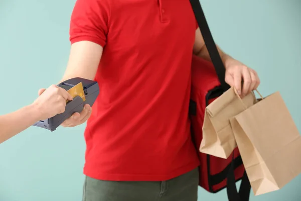 Correio de pagamento do cliente para entrega de alimentos contra fundo de cor — Fotografia de Stock