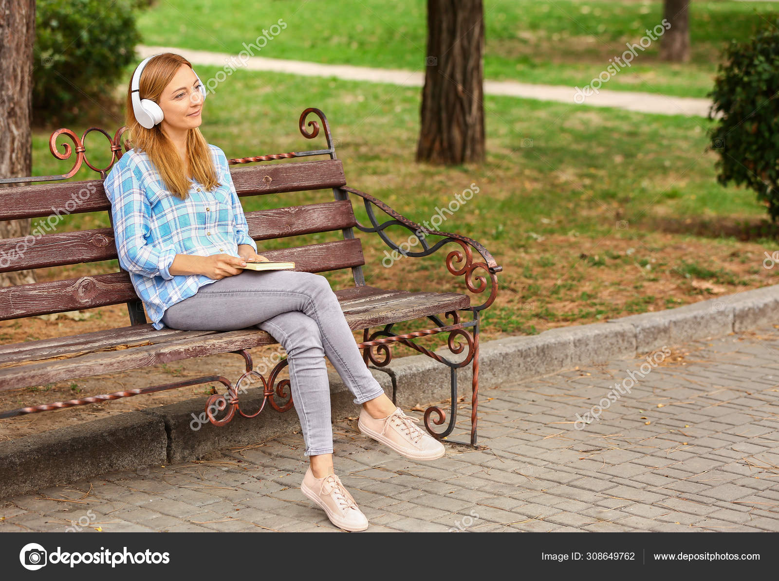Девушка босиком на скамейке. Reading msv80 on bench. Парень на скамейке. Человек на скамейке. Девушки сидят на спинке лавочки.