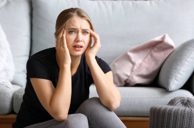 Panik atak evde olan kadın