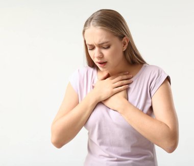 Işık arka planda panik atak geçiren kadın