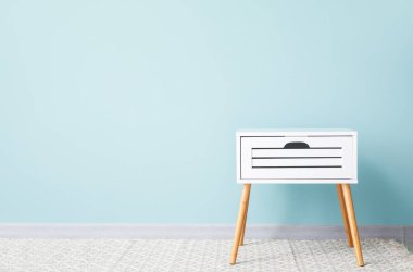 Renk duvarının yakınında modern tablo