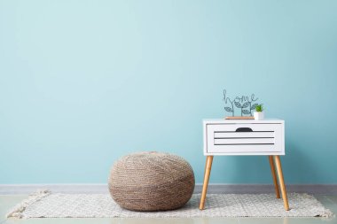 Modern masa ve pouf yakın renk duvar