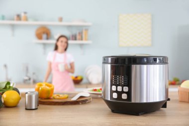 Mutfak masasında modern çok Ocak ve ürünler