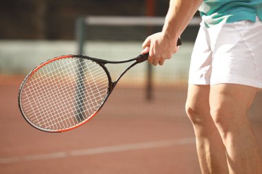 kortta Tenis oynayan genç adam