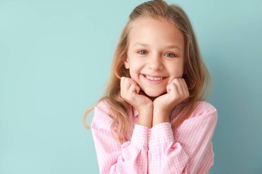 Renkli arka planda mutlu küçük kız portresi