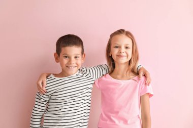 Renkli arka planda mutlu küçük çocukların portresi