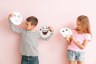 Renkli arka planda çizilmiş ifadeler eki olan küçük çocuklar