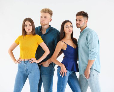 Beyaz arka planda şık rahat giysiler içinde gençlerin grubu