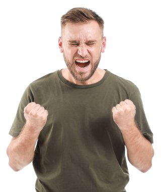 Beyaz arka planda stresli genç bir adam