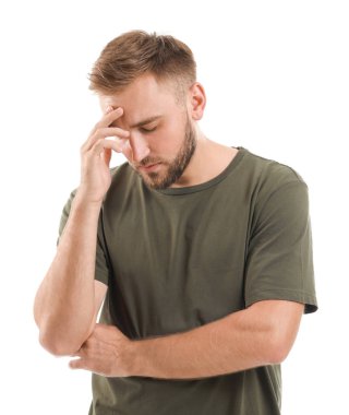 Beyaz arka planda stresli genç bir adam