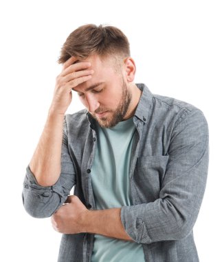 Beyaz arka planda stresli genç bir adam