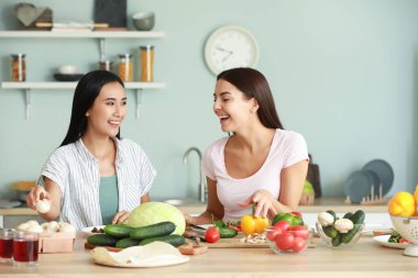 Mutfakta birlikte yemek pişiren güzel kadınlar
