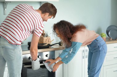 mutlu çift birlikte mutfakta yemek