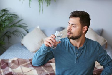 Evde su içen yakışıklı adamın portresi