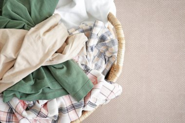 Gri arka planda kirli çamaşır sepeti, yakın çekim