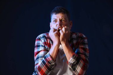 Karanlık arka planda kızgın adam portresi