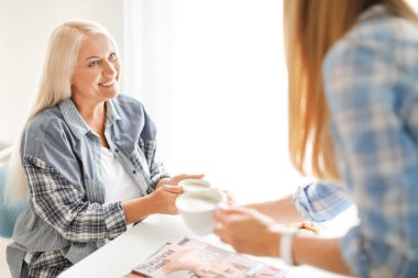 Anne ile kızı mutfakta sıcak kahve içme