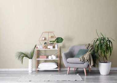 Ev bitkileriyle dolu modern bir oda.