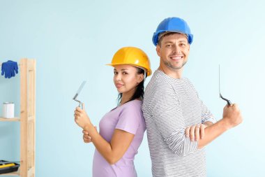 Yeni evinde onarım sırasında el mala ile Mutlu çift