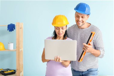 Yeni evlerinin dizüstü planlama tasarımı ile Mutlu çift