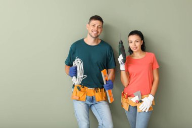 Yeni evlerinde onarım sırasında malzemeleri ile Mutlu çift