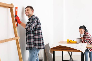 Mutlu çift yeni evlerinde tamirat yapıyor.