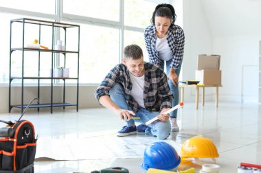 Mutlu çift yeni evlerinde tamirat yapıyor.