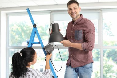 Mutlu çift yeni evlerinde tamirat yapıyor.