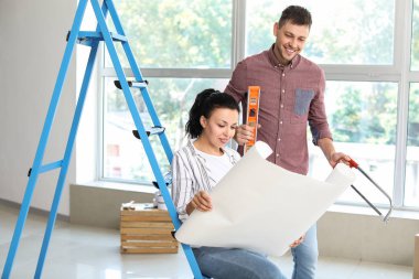 Mutlu çift yeni evlerinde tamirat yapıyor.