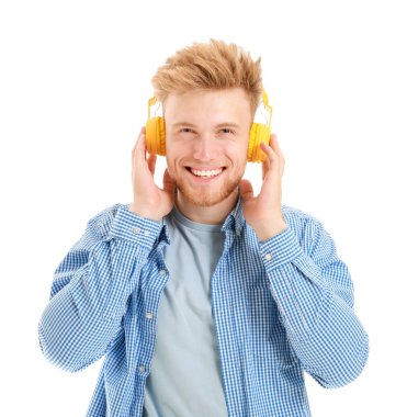 Beyaz arka planda müzik dinlemek yakışıklı genç