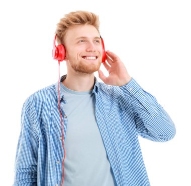 Beyaz arka planda müzik dinlemek yakışıklı genç