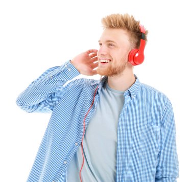 Beyaz arka planda müzik dinlemek yakışıklı genç