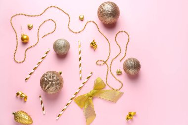 Renk arkaplanında Noel dekoru olan güzel kompozisyon